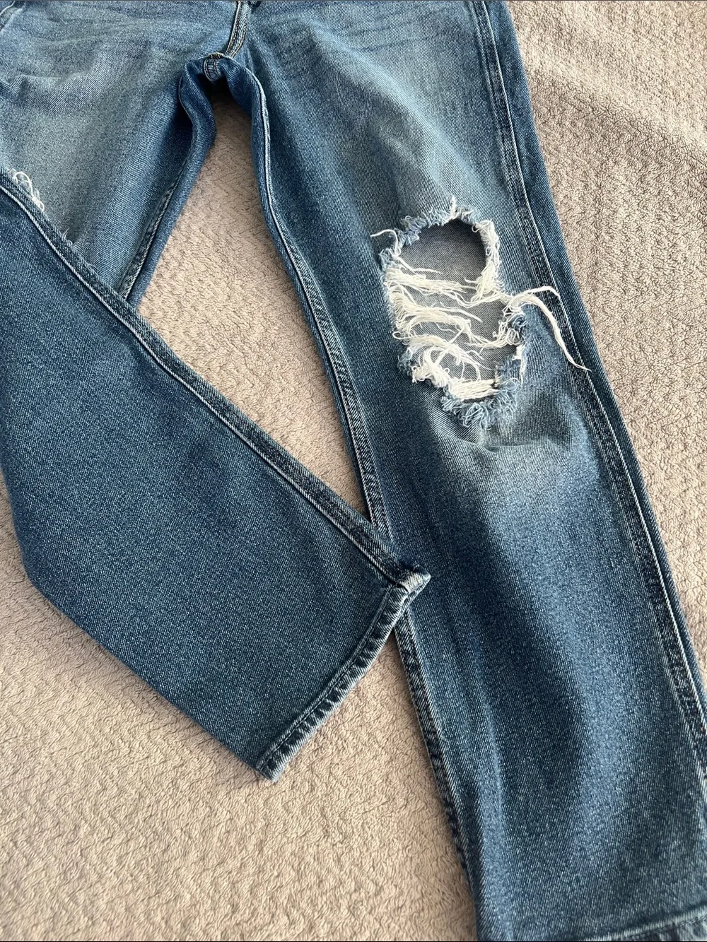 NWOT Hollister Ultra High Rise Mom Jeans Dark Wash Size 5R 27 Distressed